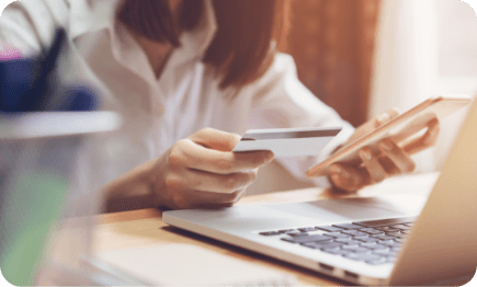 femme-tenant-carte-credit-payer-ligne-utilisant-smartphone-pour-faire-achats-site-web